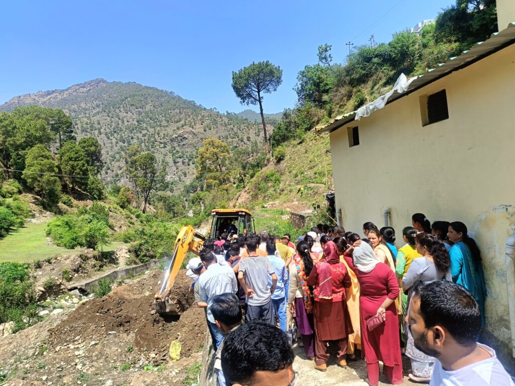 Barkot News: बड़कोट में वार्ड 04 से वार्ड 01 बेरोला तक सड़क निर्माण कार्य का शुभारंभ – विकास की ओर एक और कदम barkot road news vinod dobhal