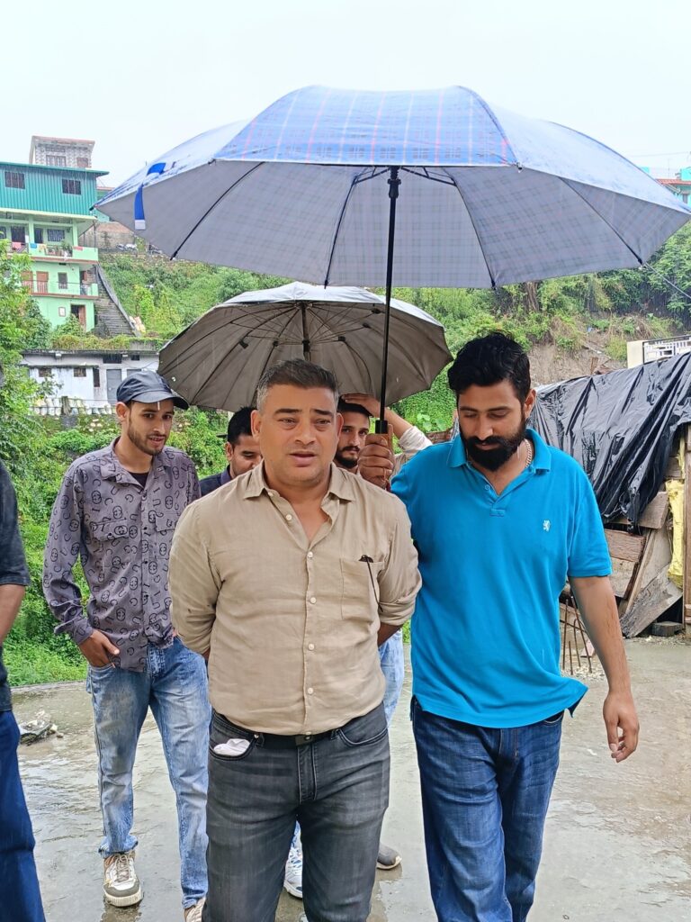 बड़कोट नगर क्षेत्र में आपदा प्रभावित क्षेत्रों का स्थलीय निरीक्षण – जनहित हमारी प्राथमिकता